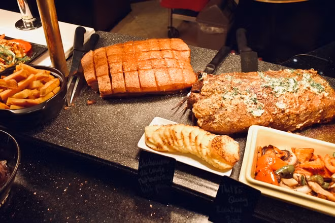 Những món ăn đặc trưng của Peru như Ceviche (gỏi hải sản kiểu Peru), Chupe de camarones (súp tôm), Causa (Bánh khoai kẹp truyền thống Peru), Aji de gallina (gà nấu cay) không thể thiếu trong thực đơn.