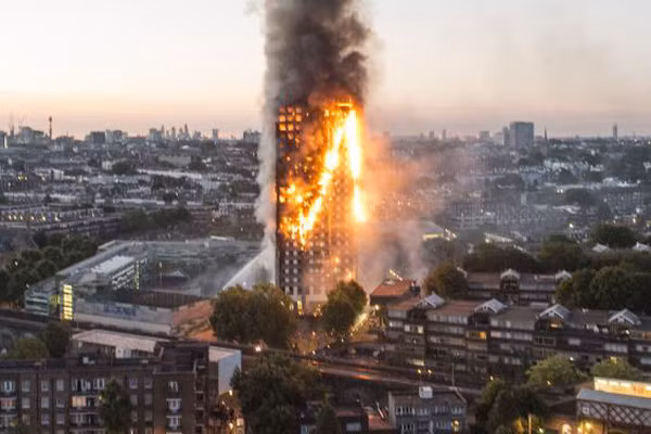 Tòa nhà Grenfell tại London bùng cháy vào lúc gần 1h sáng ngày 14-6-2017. Ảnh: Getty Images.