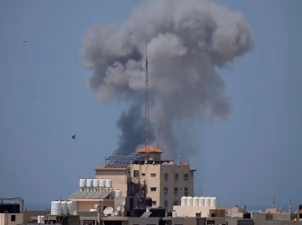 Khói đen bốc lên từ vị trí của Hamas bị Israel không kích.