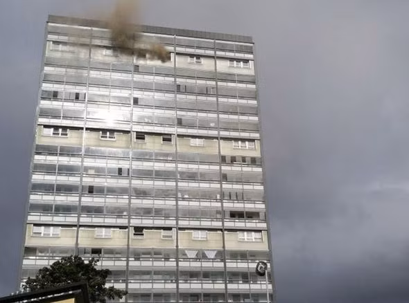 Ngọn lửa bùng phát tại một căn bếp trên tầng 14 thuộc tòa nhà Gorbals, Glasgow. Ảnh: express.co.uk