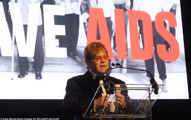 Những nỗ lực suốt 25 năm qua của Elton John từng nhận được lời khen ngợi và động viên của cựu Tổng thống Mỹ Bill Clinton.