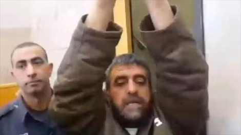 Sidqi al-Maqt giơ cao 2 tay khi nói chuyện với các phóng viên báo chí, ngày 27/3/2015.