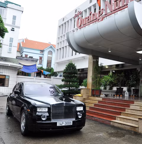 Siêu xe Rolls Royce Phantom đã được bán để ủng hộ đồng bào vùng lụt