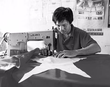 Anh Phục may cờ.
