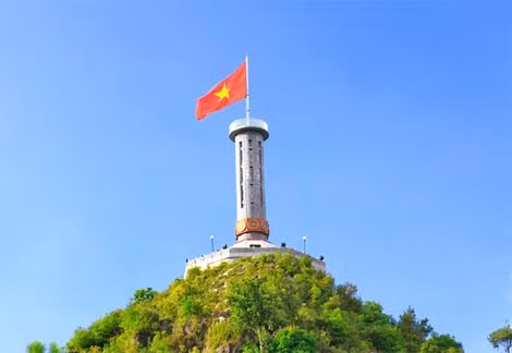Lá cờ 54 dân tộc bay trên đỉnh Lũng Cú.