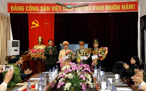 Đồng chí Đại tá Đinh Tiến Quân – Giám đốc Công an tỉnh Lào Cai trao giấy khen và quà động viên cán bộ chiến sĩ các Phòng nghiệp vụ đã phá thành công chuyên án. Đồng chí Đại tá Đinh Tiến Quân – Giám đốc Công an tỉnh Lào Cai trao giấy khen và quà động viên cán bộ chiến sĩ các Phòng nghiệp vụ đã phá thành công chuyên án.
