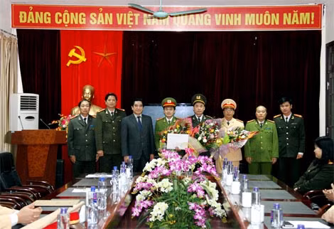 Đồng chí Doãn Văn Hưởng – Chủ tịch Ủy ban nhân dân tỉnh Lào Cai trao quà cho cán bộ chiến sĩ Công an tỉnh Lào Cai. Đồng chí Doãn Văn Hưởng – Chủ tịch Ủy ban nhân dân tỉnh Lào Cai trao quà cho cán bộ chiến sĩ Công an tỉnh Lào Cai.