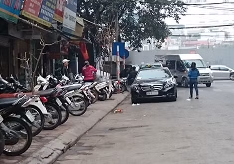 Chiếc xe Mecerdes bị vặt gương và "khổ chủ" phải đi tìm mua lại ở chợ Giời.