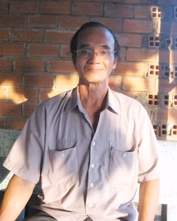 Ông Nguyễn Ngọc Cần - chủ tiệm sách miễn phí trên đường Nguyễn Hữu Cảnh.