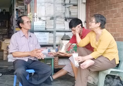 Ông Cần đang nói chuyện với những người khách thân thiết.