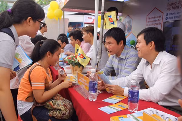 Học sinh được chia sẻ các thông tin tại các gian tư vấn của ngày hội.
