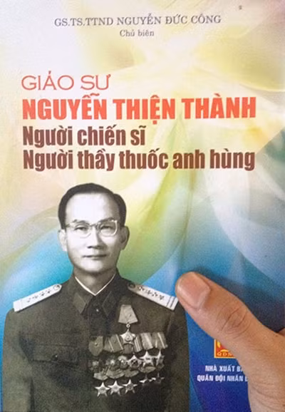 Bìa cuốn sách về GS Nguyễn Thiện Thành.