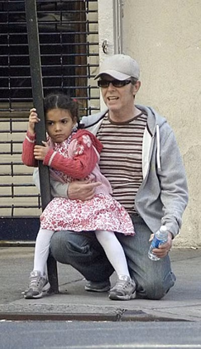 Bowie cùng con gái Lexi.