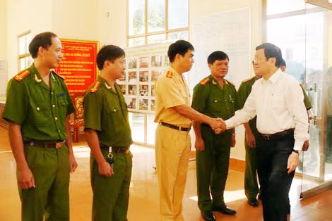 Chủ tịch nước Trương Tấn Sang thăm và làm việc với cán bộ, chiến sỹ Công an tỉnh Bắc Kạn.