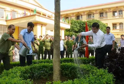 Chủ tịch nước Trương Tấn Sang trồng cây lưu niệm trong khuôn viên Công an tỉnh Bắc Kạn.