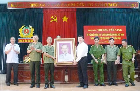 Chủ tịch nước Trương Tấn Sang tặng quà Công an tỉnh Bắc Kạn.