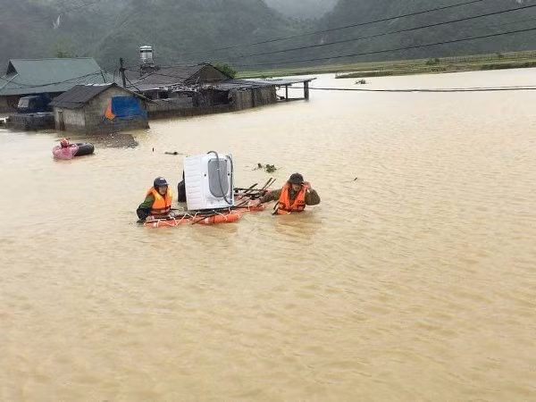 Nhiều nơi nước ngập sâu khiến công tác cứu nạn cứu hộ gặp nhiều khó khăn