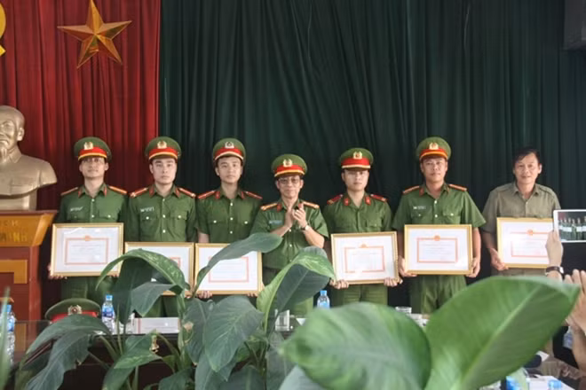 Đại tá Nguyễn Văn Sơn, Phó Giám đốc Cảnh sát PC&CC TP Hà Nội trao giấy khen cho tập thể, cá nhân có thành tích xuất sắc tham gia chữa cháy nhà dân