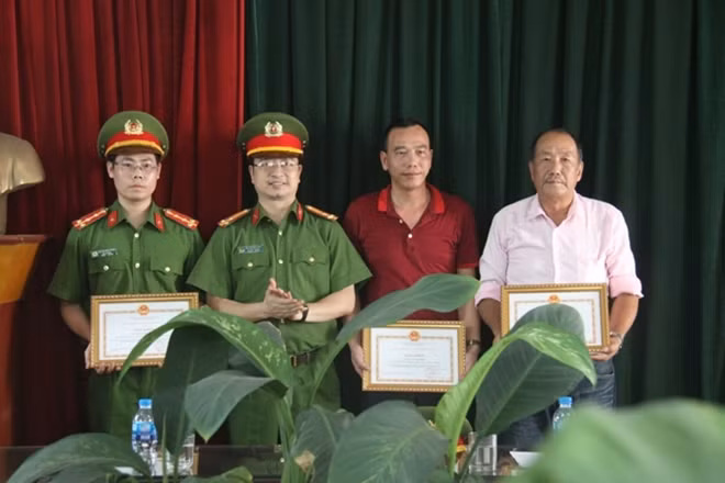 Thượng tá Bùi Quang Việt trao giấy khen cho Đại úy Nguyễn Công Hướng, ông Trần Văn Nghiêm và ông Lê Đức Thuận