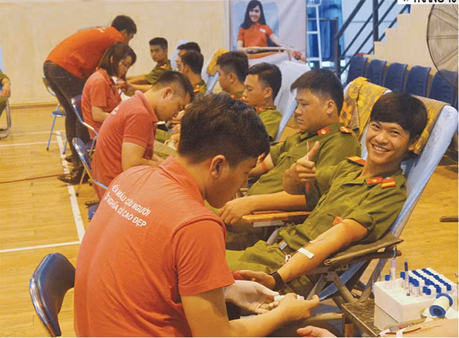 Đoàn viên Công an tỉnh Tuyên Quang tham gia hiến máu tình nguyện