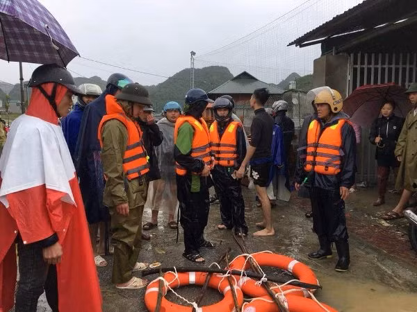 Công an tỉnh Lai Châu chuẩn bị phương tiện giúp dân khắc phục hậu quả do mưa lũ