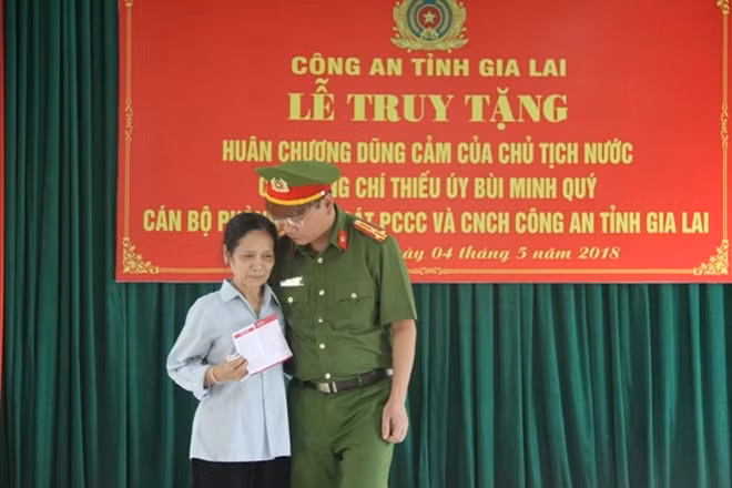 Thượng tá Phạm Hữu Trường trao sổ tiết kiệm với số tiền trên 500 triệu đồng gửi đến bà Trần Thị Chinh