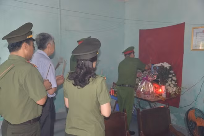 Đoàn cũng đến nhà thắp hương cho Thiếu úy Bùi Minh Qúy