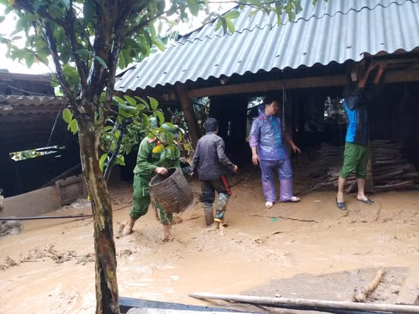 Nhiều ngôi nhà bị hư hỏng nặng do mưa lũ