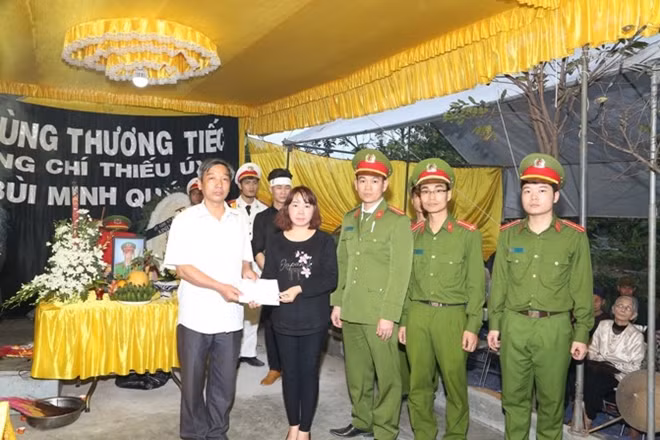 Đại diện Báo Công an nhân dân chia buồn, trao số tiền 3 triệu đồng hỗ trợ gia đình Thiếu úy Bùi Minh Qúy