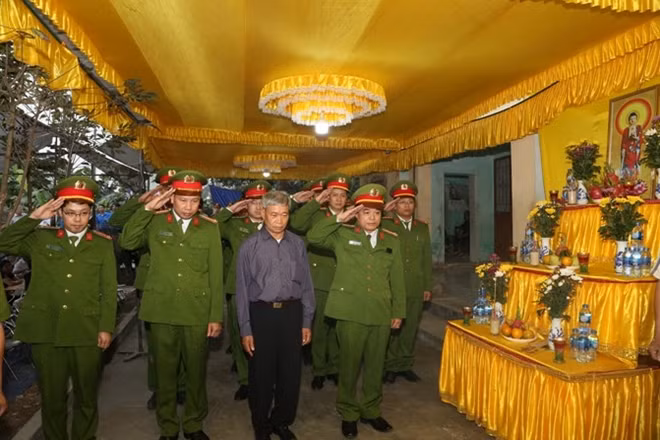 Đoàn công tác của Cục Cảnh sát PCCC và CNCH (Bộ Công an) thắp hương, viếng Thiếu úy Bùi Minh Qúy