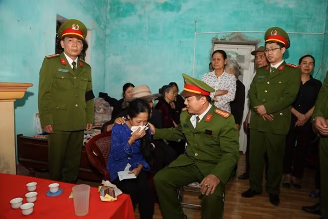 Đại tá Trần Trung Thành, Phó Cục trưởng Cục Cảnh sát PCCC và CNCH động viên mẹ của Thiếu úy Bùi Minh Qúy