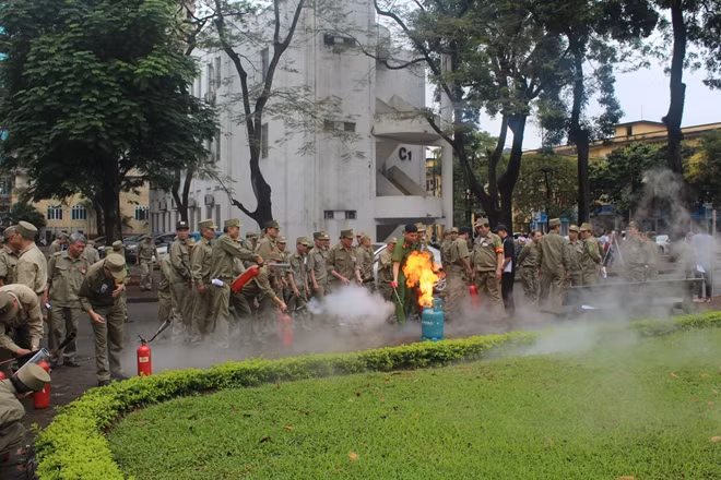 Nhiều người lần đầu sử dụng bình chữa cháy vẫn còn lúng túng, chưa biết cách sử dụng