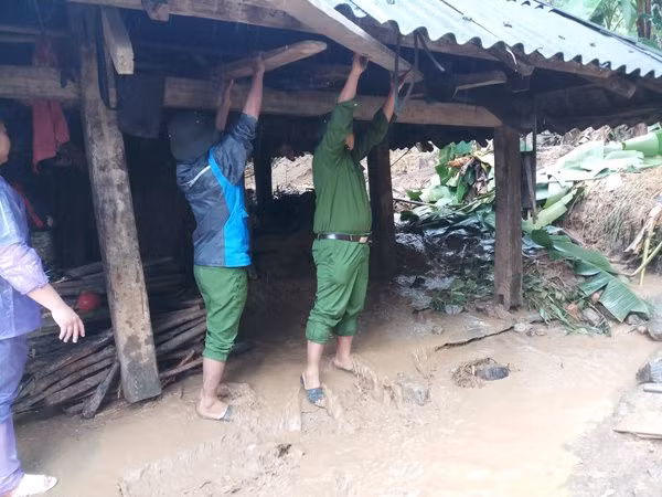 Công an Lai Châu giúp dân sửa lại nhà ở