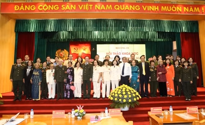 Thứ trưởng Nguyễn Văn Thành và Th.S Hoàng Thị Ái Nhiên cùng các đại biểu tham dự Hội thảo khoa học