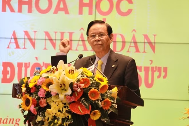 Đồng chí PGS, TS Nguyễn Hồng Vinh, nguyên Ủy viên Trung ương Đảng, nguyên Phó Trưởng ban Thường trực Ban Tuyên giáo Trung ương, nguyên Chủ tịch Hội đồng lý luận, phê bình văn học, nghệ thuật Trung ương, nguyên Tổng Biên tập Báo Nhân dân, nguyên Chủ tịch Hội Nhà báo Việt Nam phát biểu tham luận tại Hội thảo khoa học.