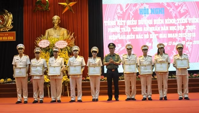 Thứ trưởng Nguyễn Văn Thành trao Bằng khen của Bộ Công an tặng tập thể, cá nhân có thành tích xuất sắc
