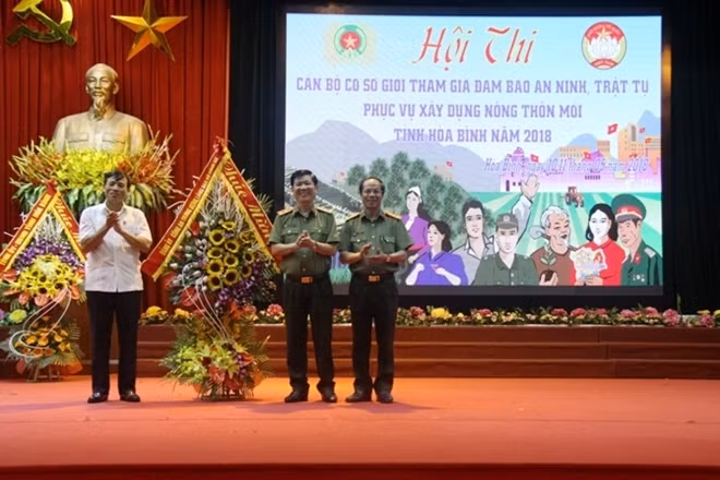 Thứ trưởng Nguyễn Văn Sơn tặng hoa chúc mừng Hội thi