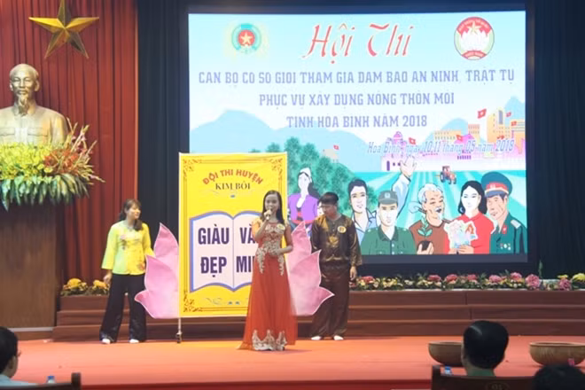 Phần thi thuyết trình của đội thi huyện Kim Bôi