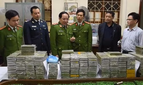 Lực lượng chức năng kiểm tra 288 bánh heroin được triệt phá vào đầu năm 2018 Lực lượng chức năng kiểm tra 288 bánh heroin được triệt phá vào đầu năm 2018