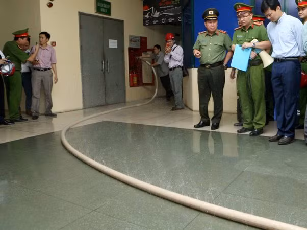 Hệ thống vòi nước của tòa nhà chung cư khi đưa vào vận hành bị thủng, rách nước chảy ra sàn nhà
