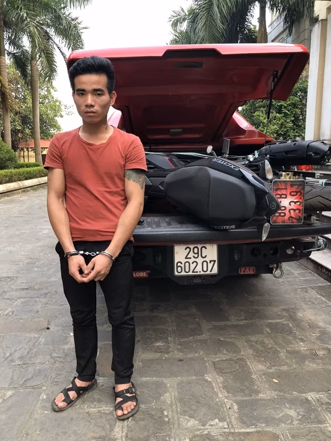 Đối tượng Lương Văn Dư và xe máy Exciter của nạn nhân được cơ quan Công an thu giữ