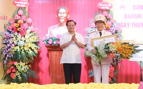 Bí thư Thành ủy Hà Nội Phạm Quang Nghị trao Huân chương chiến công hạng Nhì cho Thiếu tướng Nguyễn Đức Nghi.