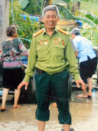 Anh Nguyễn Văn Thỏa (ảnh chụp nhân 1 chuyến sang nước Lào lấy di vật của những người lính Tây Tiến).