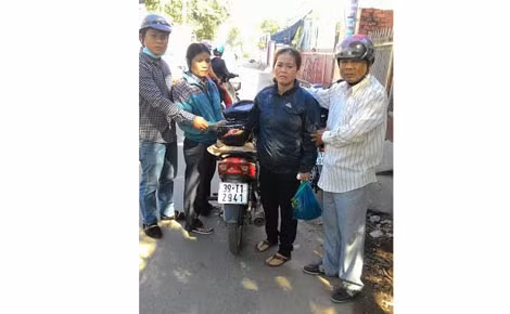 Các đối tượng bị “Hiệp sĩ” bắt giữ cùng tang vật.