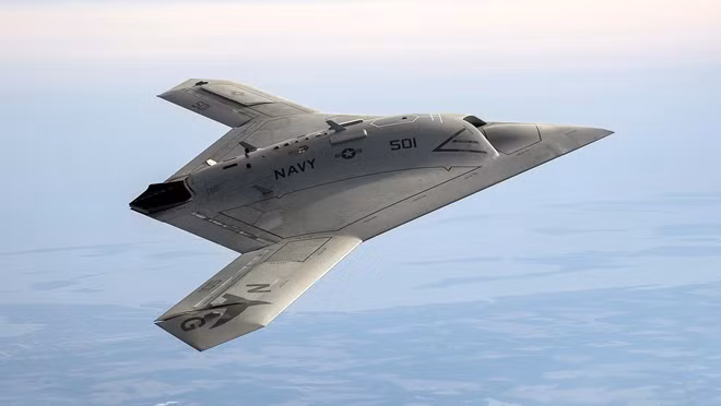 X-47B được trang bị một động cơ Pratt & Whitney F100-220U cho phép chúng bay với vận tốc khoảng 1035km/h. X-47B thuộc loại UAV thông minh bán tự động khi được trang bị hệ thống trí tuệ nhân tạo có khả năng tự động điều khiển chuyến bay phù hợp với môi trường xung quanh.