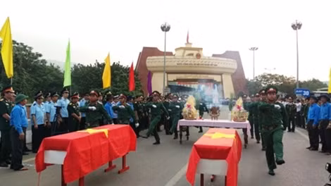 Lễ bàn giao hài cốt liệt sĩ tại cửa khẩu quốc tế Lao Bảo