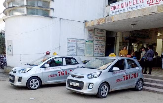 Xe của hãng taxi Trang Hiệp Thành đậu, đỗ bên trong khuôn viên BV Bồng Sơn chờ khách.