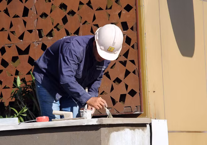 Công nhân đang hoàn thiện các hạng mục sửa sang cuối cùng. Ông Huỳnh Uy Hoa (65 tuổi, ngụ quận 1) thường đi thể dục qua khu vực này cho biết, vỉa hè thông thoáng hơn cũng bớt cảm giác ngột ngạt. "Trước đây quán có bồn hoa 2 bên trông khá đẹp, không ai nghĩ nó chiếm vỉa hè. Khi quận đập đi xung quanh nhếch nhác, bừa bộn lắm nhưng giờ thì ngon rồi", ông Hoa cười, nói.