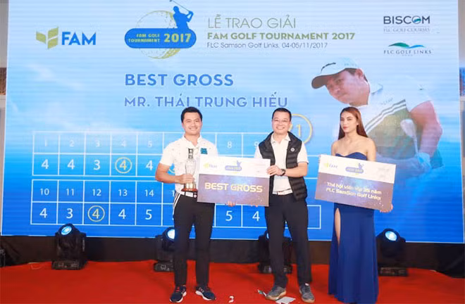 Ông Trần Quang Huy – Tổng giám đốc Tập đoàn FLC, Trưởng ban tổ chức trao giải Best Gross cho golf thủ Thái Trung Hiếu.