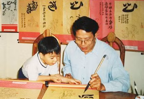 Nhà thơ Nguyễn Vũ Tiềm viết thư pháp.